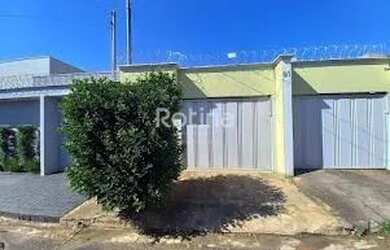 Imagem: A casa possui 2 Dormitórios, 2 Banheiros, 1 Vaga na garagem