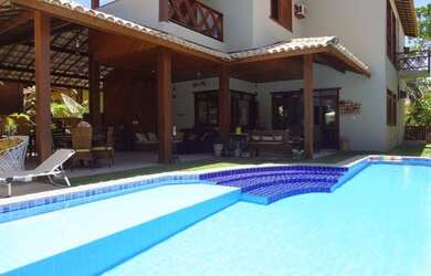 Imagem: A casa possui 5 Dormitórios, 5 Banheiros e 220m² de Área