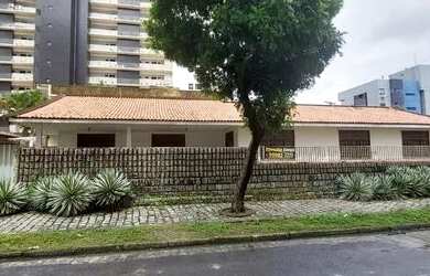 Imagem: A casa possui 5 Dormitórios, 1 Banheiro, 1 Vaga na garagem