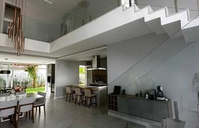 Imagem: A casa em condomínio possui 5 Dormitórios, 4 Banheiros, 4