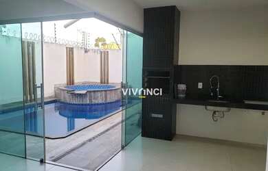 Imagem: A casa possui 3 Dormitórios, 3 Banheiros, 3 Vagas na garagem