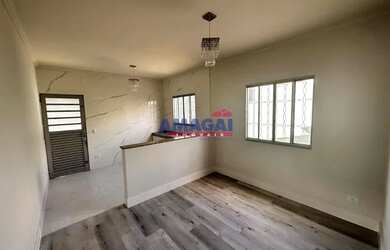 Imagem: A casa possui 2 Dormitórios, 2 Banheiros, 2 Vagas na garagem