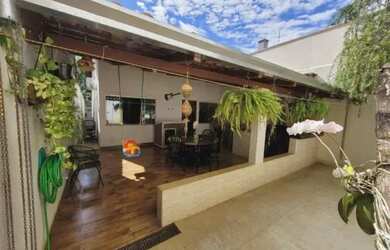 Imagem: A casa possui 3 Dormitórios, 1 Banheiro, 2 Vagas na garagem