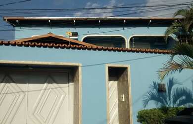 Imagem: A casa possui 4 Dormitórios, 4 Banheiros, 2 Vagas na garagem