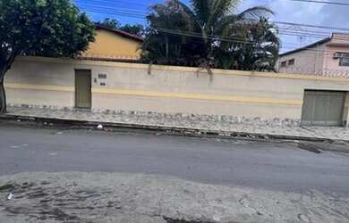 Imagem: A casa possui 4 Dormitórios, 5 Banheiros, 3 Vagas na garagem