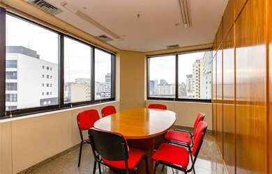 Imagem: O depósito possui 5 Vagas na garagem e 256m² de Área e está