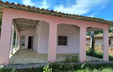 Imagem: A casa possui 3 Dormitórios, 2 Banheiros, 5 Vagas na garagem