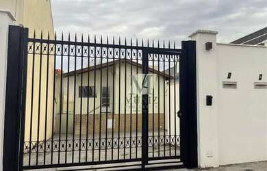 Imagem: A casa possui 3 Dormitórios, 2 Banheiros, 5 Vagas na garagem