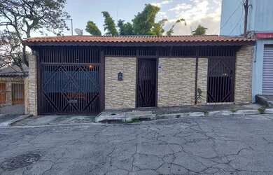 Imagem: A casa possui 2 Dormitórios, 2 Banheiros, 3 Vagas na garagem