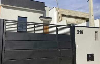 Imagem: A casa possui 2 Dormitórios, 2 Banheiros, 2 Vagas na garagem