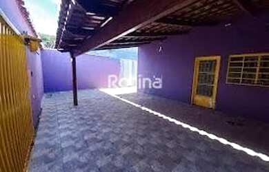 Imagem: A casa possui 3 Dormitórios, 2 Banheiros, 2 Vagas na garagem