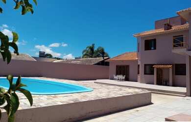 Imagem: A casa possui 3 Dormitórios, 3 Banheiros, 5 Vagas na garagem