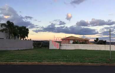 Imagem: O terreno possui 871m² de Área e está localizado em Royal