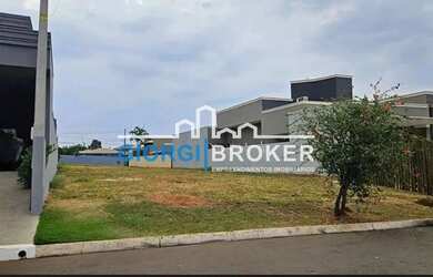 Imagem: O terreno possui 400m² de Área e está localizado em Loteamento