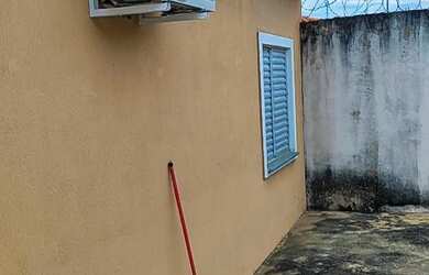 Imagem: A casa possui 3 Dormitórios, 1 Banheiro, 2 Vagas na garagem