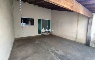 Imagem: A casa possui 2 Dormitórios, 1 Banheiro, 2 Vagas na garagem