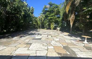 Imagem: O terreno possui 34.369m² de Área e está localizado em Jacarepaguá