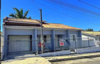 Imagem: A casa possui 3 Dormitórios, 2 Banheiros, 2 Vagas na garagem