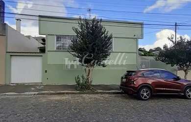 Imagem: A casa possui 3 Dormitórios, 2 Banheiros, 2 Vagas na garagem