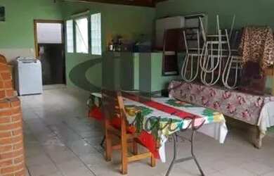 Imagem: A casa possui 3 Dormitórios, 3 Banheiros, 4 Vagas na garagem