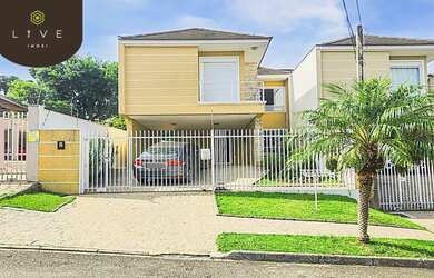 Imagem: A casa possui 3 Dormitórios, 3 Banheiros, 3 Vagas na garagem