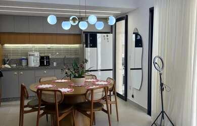 Imagem: A casa em condomínio possui 4 Dormitórios, 4 Banheiros, 3