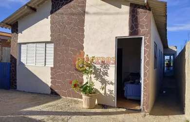 Imagem: A casa possui 2 Dormitórios, 2 Banheiros, 2 Vagas na garagem