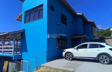 Imagem: A casa possui 4 Dormitórios, 2 Banheiros, 352m² de Área e