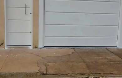 Imagem: A casa possui 1 Dormitório, 1 Banheiro, 1 Vaga na garagem