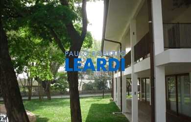 Imagem: A casa possui 4 Dormitórios, 4 Banheiros, 4 Vagas na garagem