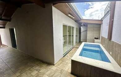 Imagem: A casa possui 3 Dormitórios, 3 Banheiros, 2 Vagas na garagem