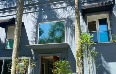 Imagem: A casa em condomínio possui 4 Dormitórios, 5 Banheiros, 2