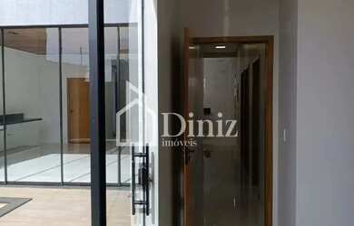 Imagem: A casa possui 3 Dormitórios, 4 Banheiros, 3 Vagas na garagem