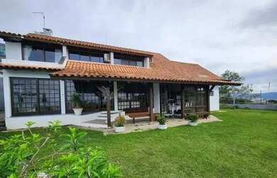 Imagem: A casa em condomínio possui 4 Dormitórios, 4 Banheiros, 4