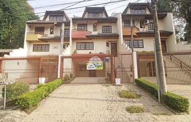 Imagem: A casa possui 3 Dormitórios, 4 Banheiros, 2 Vagas na garagem