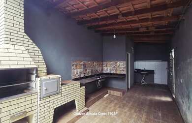 Imagem: A casa possui 3 Dormitórios, 2 Banheiros, 3 Vagas na garagem