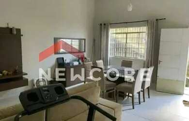 Imagem: A casa possui 3 Dormitórios, 2 Banheiros, 2 Vagas na garagem