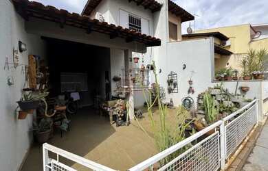 Imagem: A casa possui 3 Dormitórios, 3 Banheiros, 3 Vagas na garagem