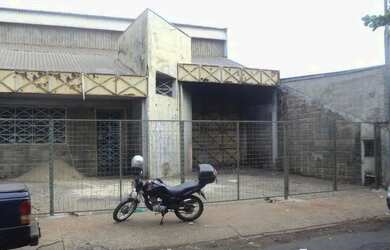 Imagem: O depósito possui 5 Vagas na garagem, 1.076m² de Área e