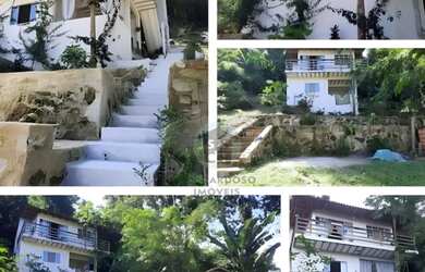 Imagem: A casa possui 3 Dormitórios, 2 Banheiros e 5 Vagas na garagem