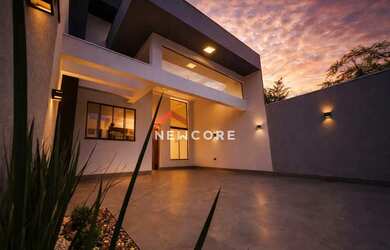 Imagem: A casa possui 3 Dormitórios, 1 Banheiro, 2 Vagas na garagem