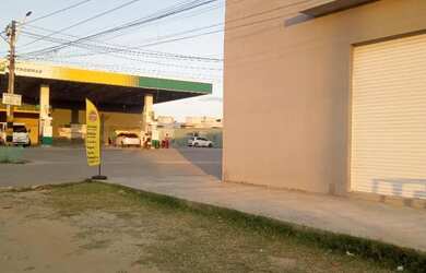 Imagem 3: Casa e três lojas. Piscina, Churrasqueira, Varandae200m² de Área