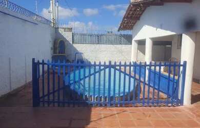 Imagem: A casa possui 3 Dormitórios, Acomodam 20 pessoas, 3 Vagas na