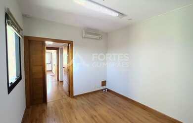 Imagem: O depósito possui 2 Vagas na garagem, 75m² de Área e está