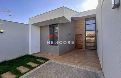 Imagem: A casa possui 3 Dormitórios, 2 Banheiros, 2 Vagas na garagem