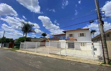 Imagem: A casa em condomínio possui 5 Dormitórios, 5 Banheiros, 834m²