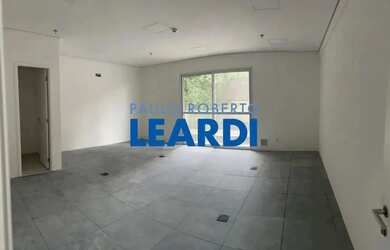 Imagem: O depósito possui 1 Vaga na garagem, 41m² de Área e está