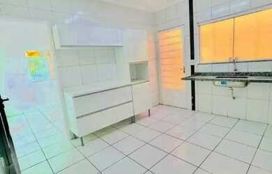 Imagem: A casa possui 2 Dormitórios, 1 Banheiro, 2 Vagas na garagem