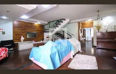 Imagem: A casa possui 4 Dormitórios, 5 Banheiros, 5 Vagas na garagem