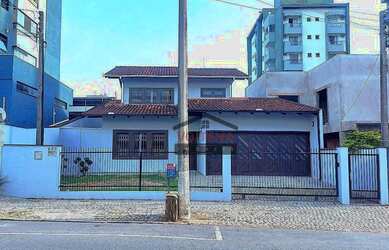 Imagem: O depósito possui 3 Vagas na garagem, 214m² de Área e está